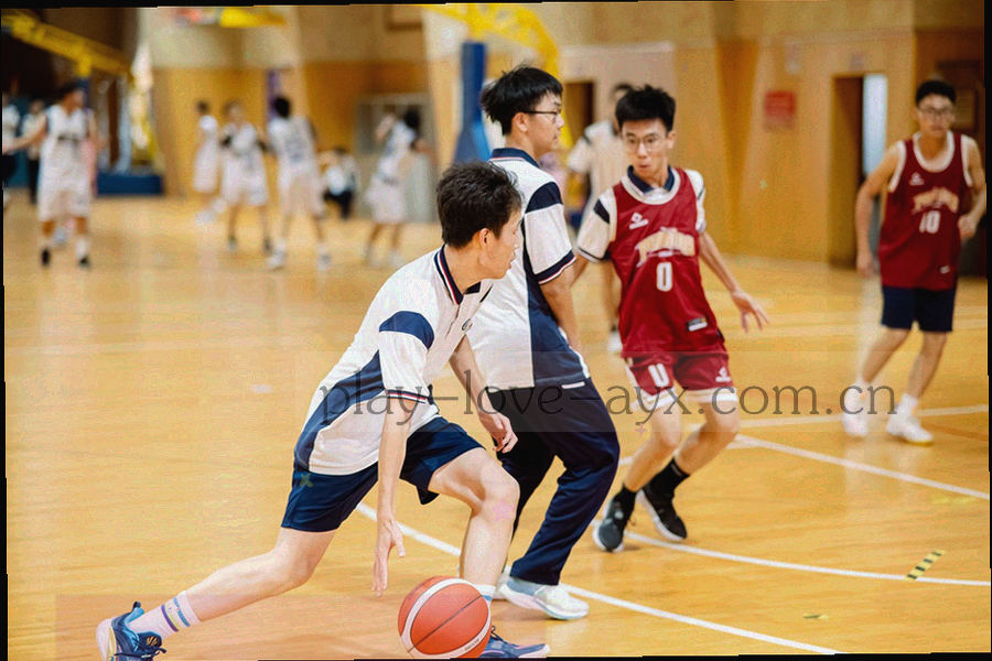 平板屏幕上显示阵容排列的界面草图